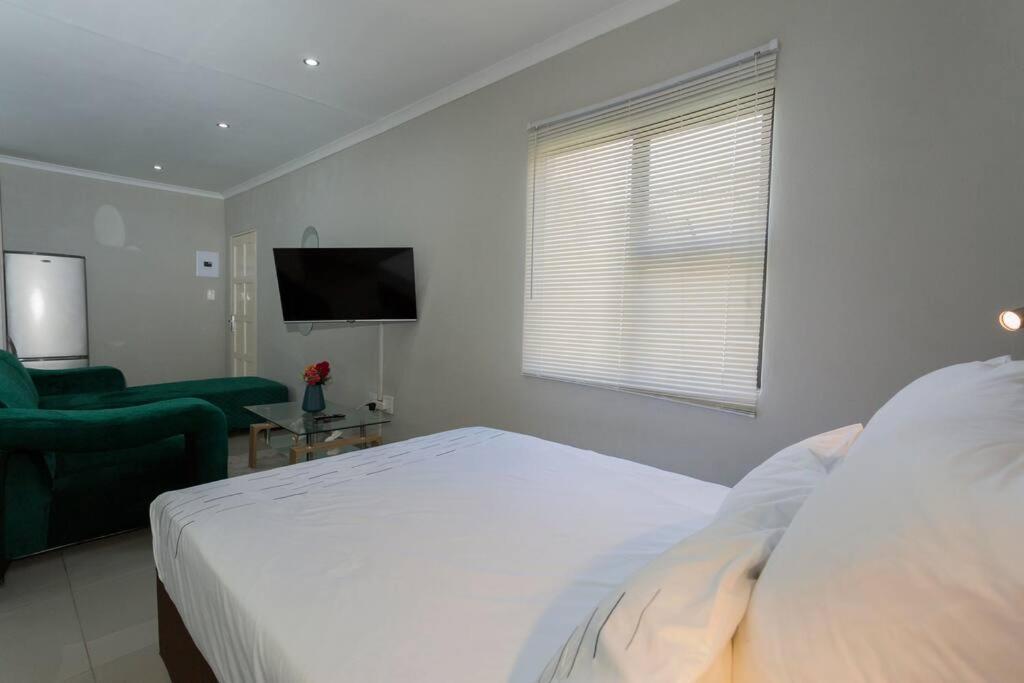 Johanesbg-little Haven-3min To N1-20/mbs Wifi Johannesburg