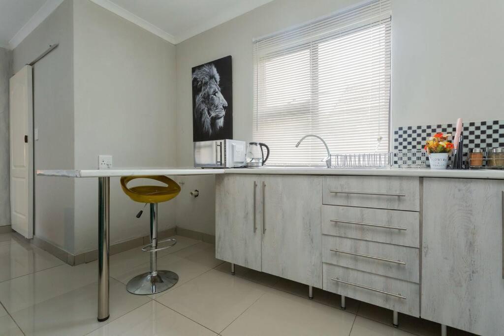 Johanesbg-little Haven-3min To N1-20/mbs Wifi Apartment