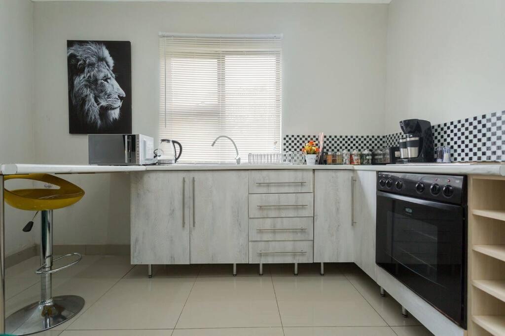 Apartment Johanesbg-little Haven-3min To N1-20/mbs Wifi *