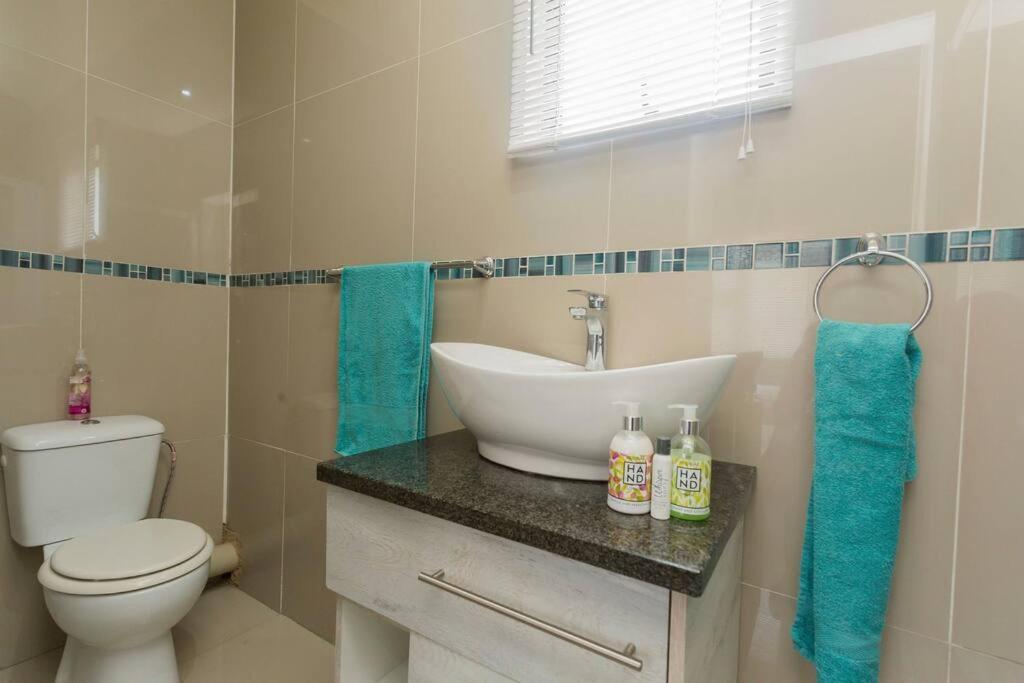 Apartment Johanesbg-little Haven-3min To N1-20/mbs Wifi