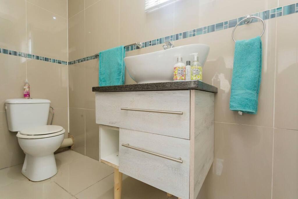 Apartment Johanesbg-little Haven-3min To N1-20/mbs Wifi Johannesburg