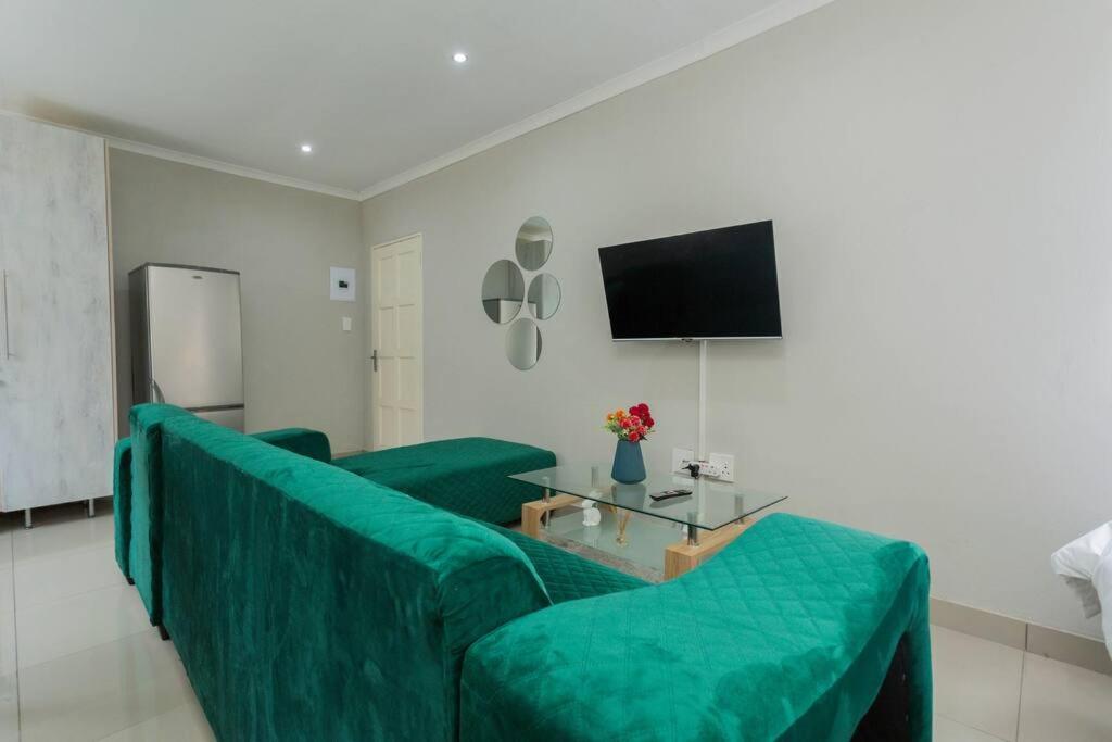 Apartment Johanesbg-little Haven-3min To N1-20/mbs Wifi