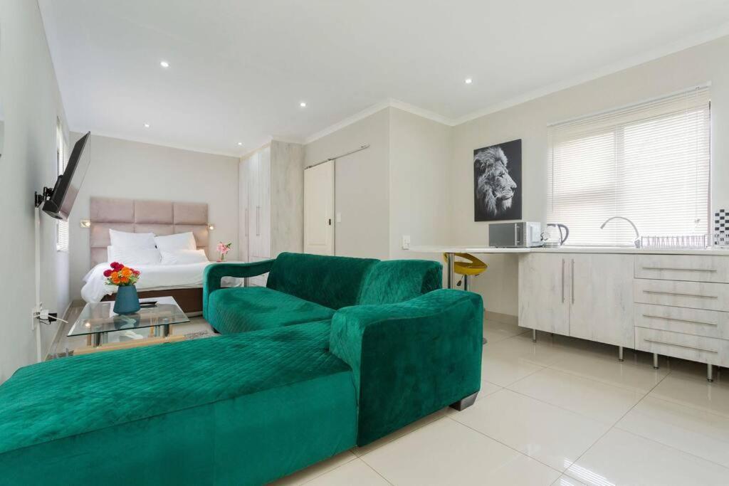 Apartment Johanesbg-little Haven-3min To N1-20/mbs Wifi