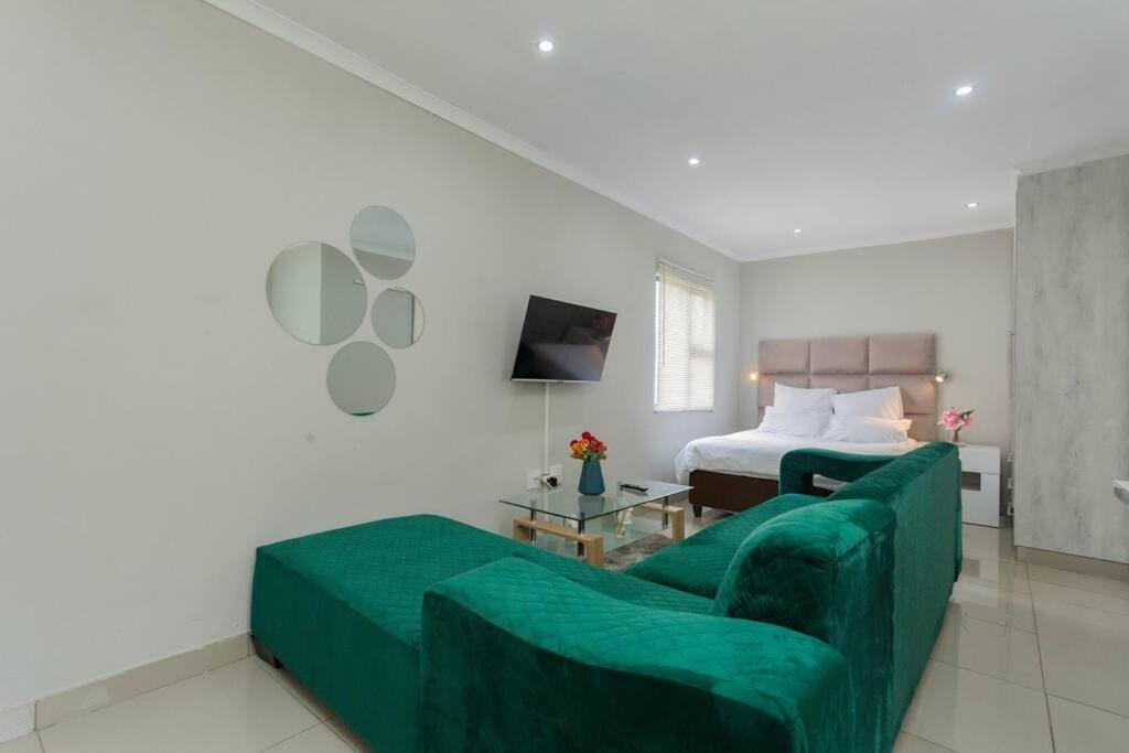 Johanesbg-little Haven-3min To N1-20/mbs Wifi *