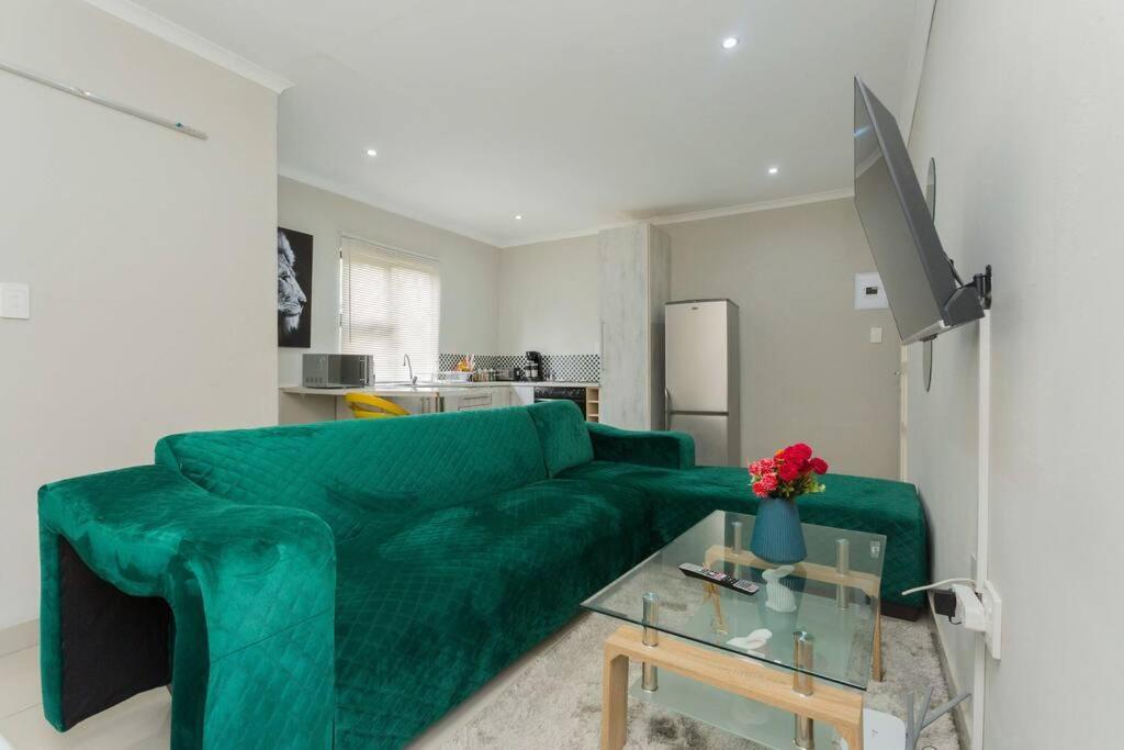 Apartment Johanesbg-little Haven-3min To N1-20/mbs Wifi Johannesburg