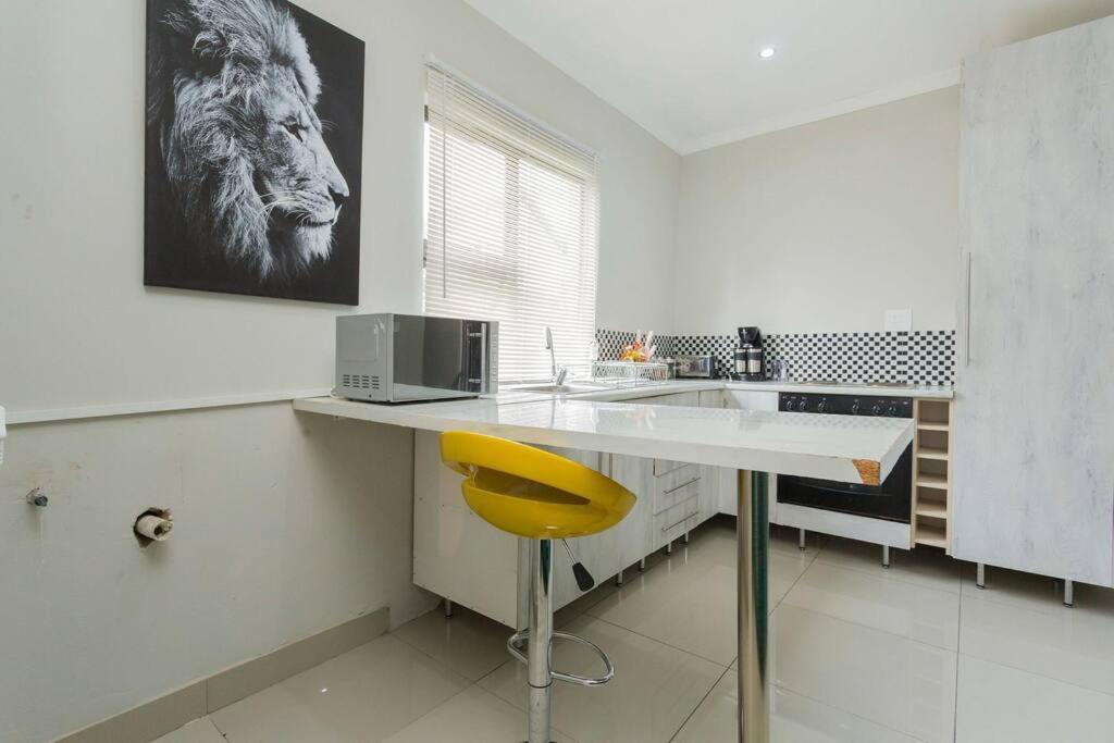Johanesbg-little Haven-3min To N1-20/mbs Wifi Apartment Johannesburg