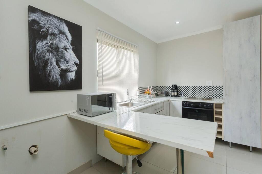 Johanesbg-little Haven-3min To N1-20/mbs Wifi Apartment