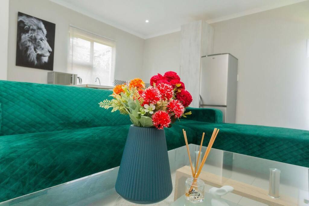 Johanesbg-little Haven-3min To N1-20/mbs Wifi